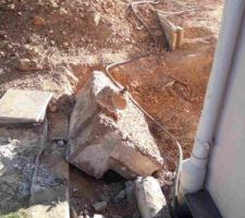 Marche en béton d'au moins 400 KG, bougé avec en faisant levier avec un pied de biche, des cailloux, un cric de voiture, une barre à mine. Galèèèère