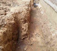 Tranchée 4 prêt du pignon de la maison (70 CM de large sur 70 cm de profondeur