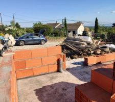 Elevation des murs en brique Terreal Neobric. On ne veut pas de la brique calibric qui avait montré des faiblesses au niveau du collage (colle couleur brique) sur une ancienne habitation et chez beaucoup de notre entourage.
Le mortier est en mélange de ciment et chaux hydraulique.