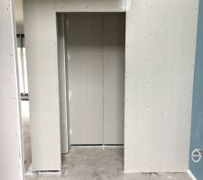 Vide sur hall, vu sur le toilette d?entrée