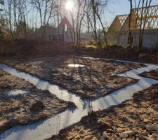 Fondations sous le soleil d'hiver