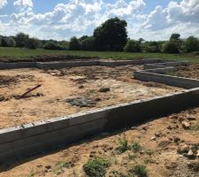 Soubassement 3 rang&eacute;es de parpaings