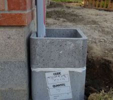 Béton classique en supplément pour chacun des puisards. On s'est improvisé maçon aujourd'hui ! La réhausse est collée au Sika sur le regard