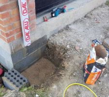 Préparation de l'assise du puisard avant gauche. Lit de sable puis Turbo béton.