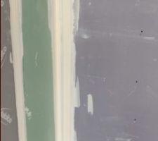 Suite à une erreur constatée en rendez-vous de chantier, la cloison a été décalée de 6-7 cm comme prévue dans le cahier des charges mais complétée par du placo marine de salle de bain au lieu de placo phonique.  Juste à côté de la TV, juste derrière notre espace parental.


En terme de surface, cela correspond à laisser l'équivalent d'une fenêtre de 40 cm x 40 cm non isolée phoniquement donnant sur notre chambre. 
Le chef de chantier nous dit que le son ne va pas passer par là... évident ^^"