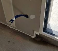 Toujours de l'humidité qui remonte dans la chambre la plus à l'Est (même mur où apparaissait un spectre d'enduit).