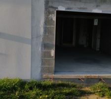 Ouvert depuis mi-mars.

Garage sans doute laissé ouvert pour laisser aérer un peu la maison dans laquelle on a coulé la chappe pour le sol il y a 2-3 semaines et probablement aussi pour laisser les seuils (garage et baies) sécher. Une possibilité de voir ce qu'il se passe à l'intérieur !

Laissé ouvert pendant 1 mois durant le confinement; ce n'est pas faute de l'avoir signalé.