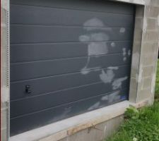 La porte a finalement été fermée.

Traces sur la porte du garage toujours bien visibles...