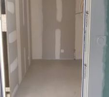 Le résultat, un fois la chape coulée et séchée. Entrée par le cellier.