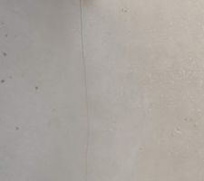 Le résultat, un fois la chape coulée et séchée. Fissure entre le salon et le bureau.