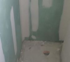 Le résultat, un fois la chape coulée et séchée. Pas possibilité de prendre de douche pour l'instant.