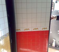 Je vais mettre la fa&iuml;ence rouge et blanche avec la lisi&egrave;re.