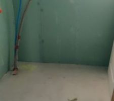 Passage un samedi après-midi et je tombe sur les ouvriers à l'ouvrage pour finir tout le palco.
On aperçoit ici la salle de bain avec le placo "marine" hydrofuge.

A noter : les placo habito n'ont pas été centrés sur les sorties d'eau (alors que le seront les meubles vasques) dans la salle de bain et la salle d'eau.