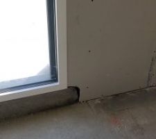 Passage un samedi après-midi et je tombe sur les ouvriers à l'ouvrage pour finir tout le palco.
On aperçoit ici les finitions autour d'une fenêtre de chambre.