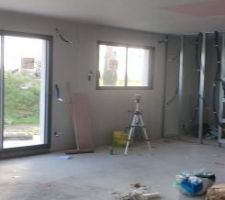 Passage un samedi après-midi et je tombe sur les ouvriers à l'ouvrage pour finir tout le palco. Vue sur le salon.