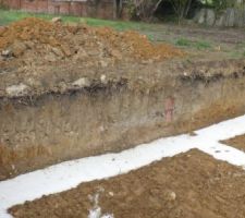 Photo réalisée par huissier, on constate que le terrain a été recouvert de terre de faible qualité