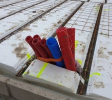 Passage des fourreaux avec une gaine de 90mm bleu pour EDF (tout va bien)