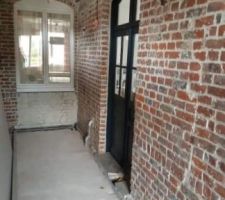 Couloir fermé (ancien extérieur avec préau) et isolé récemment