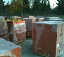 Les palettes de briques sont arrivées sur le chantier