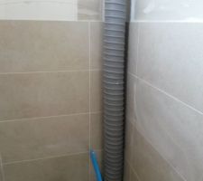 Le coffrage des toilettes a été oublié avant le carrelage. Cela a très vite été corrigé. au niveau du coffrage. Le carrelage reste à refaire mais il est commandé selon le maître d'ouvrage.