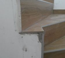 Il manquait le coté de l'escalier pour éviter les chutes. Cela a très vite était corrigé. Il manque les plinthes à poser en cours de commande.