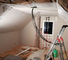 La 1ère chambre prend forme, tout de suite plus satisfaisant.