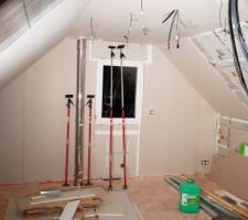 La 1ère chambre prend forme, tout de suite plus satisfaisant.