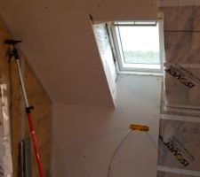 Début de la pose du placo de la mezzanine.
Difficile de résister à commencer à poser un peu d'appareillage!