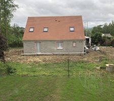 La phase enduit/crépis va commencer ! (ici la face nord côté voisin)