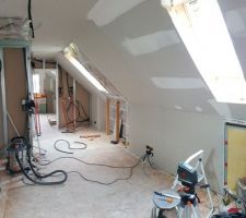 On continue le placo dans la mezzanine