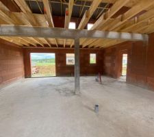 Charpente et couverture termin&eacute;e - D&eacute;but du plancher 1er
