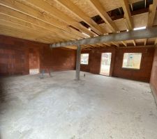 Charpente et couverture termin&eacute;e - D&eacute;but du plancher 1er