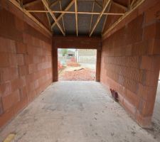 Charpente et couverture termin&eacute;e - int&eacute;rieur garage
