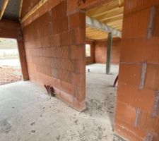 Charpente et couverture termin&eacute;e - int&eacute;rieur garage