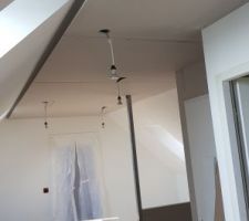 Plafond suspendu terminé, on commence à bien se rendre compte du rendu final