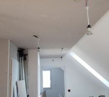 Plafond suspendu terminé, on commence à bien se rendre compte du rendu final