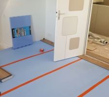 Début des finitions dans les chambres - Pose du parquet flottant