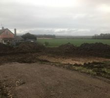 Début des travaux par le terrassier, pour réalisation des fondations et chemin d'accès.