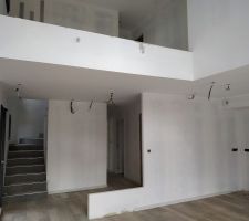 Vue depuis le salon sur l'escalier carrelé
