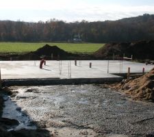 La dalle est coulée. On est parti pour 2 semaines de séchage.