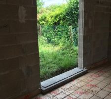 Isolation du sol et seuils des portes pos&egrave;s.