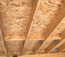 Isolation du sol et seuils des portes pos&egrave;s.