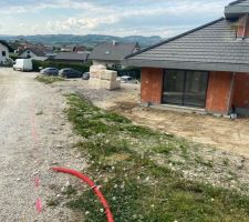 Le terrassier reprend cette semaine pour s'attaquer aux eaux pluviales...
Notre voisin a tracé la limitation de notre terrain entre les deux bornes qui longent son chemin, on se rend mieux compte de ce qu'on va récupérer !