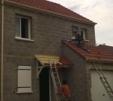 Aujourd'hui le 24 nov. 
Hors d'eau, hors d'air
Fenêtres PVC, porte d'entrée et de garage et volet posés.
Gouttières PVC beiges posées
La toiture est terminée.
La maison est hors d'eau et hors d'air.