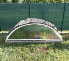 Carré potager pour les salades et petits plans couvert par un abri de piscine récupéré, très bon comme mini serre