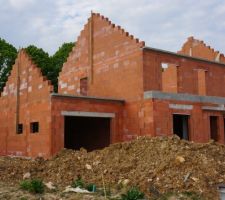 Fin élévation des murs, durant le confinement, nous avons eu de la chance que l'entreprise travaillant pour Diogo Fernandes continue le chantier, nous sommes maintenant dans l'attente de recevoir la charpente.