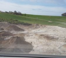 Une fois le filtre drainant fini, place à l'étalement de la terre
