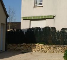 Nous avions obligation de remettre en état le muret en pierre et le grillage, nous séparant de notre voisin. C'est chose faite.