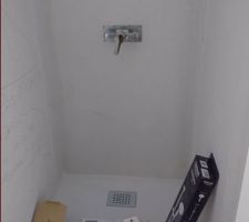 Installation de la robinetterie fournie par le constructeur dans notre douche