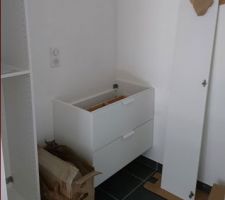 Installation de nos meubles et d'une vasque dans la salle d'eau